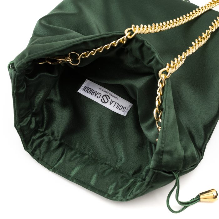 detalle bolso mano verde oliva cadena limosnera scilla cariddi