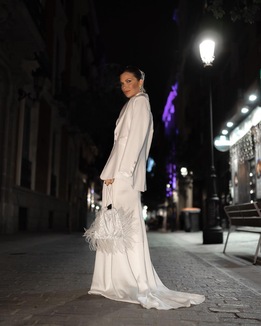 Isabel Marin - vestido pronovias - bolso mano blanco Scilla Cariddi